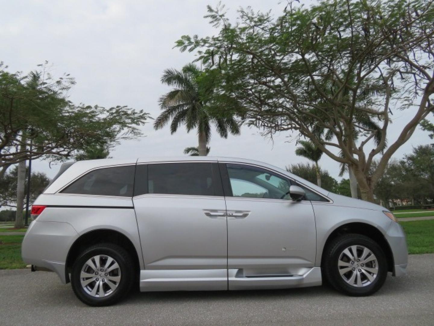 2014 Silver /GRAY Honda Odyssey EX-L (5FNRL5H68EB) with an 3.5L V6 SOHC 24V engine, 6-Speed Automatic transmission, located at 4301 Oak Circle #19, Boca Raton, FL, 33431, (954) 561-2499, 26.388861, -80.084038 - You are looking at Gorgeous Low Mileage 2014 Honda Odyssey EX-L Braunability Freedom Van Handicap Van Wheelchair Van Conversion Van with 25K Original Miles, Power Side Entry Ramp with Kneeling Van Function, Passenger Side Quick Lock System (same as ez lock), Quick Release Front Seats, Tie Down Syste - Photo#7